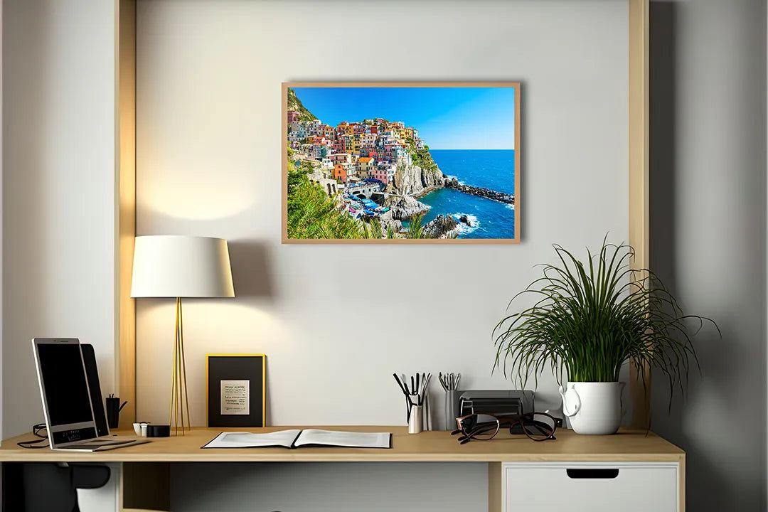 Metalen Magneetbord met afbeelding van kleurrijk Cinque Terre dorp aan de kust in helder blauw en pastel kleuren