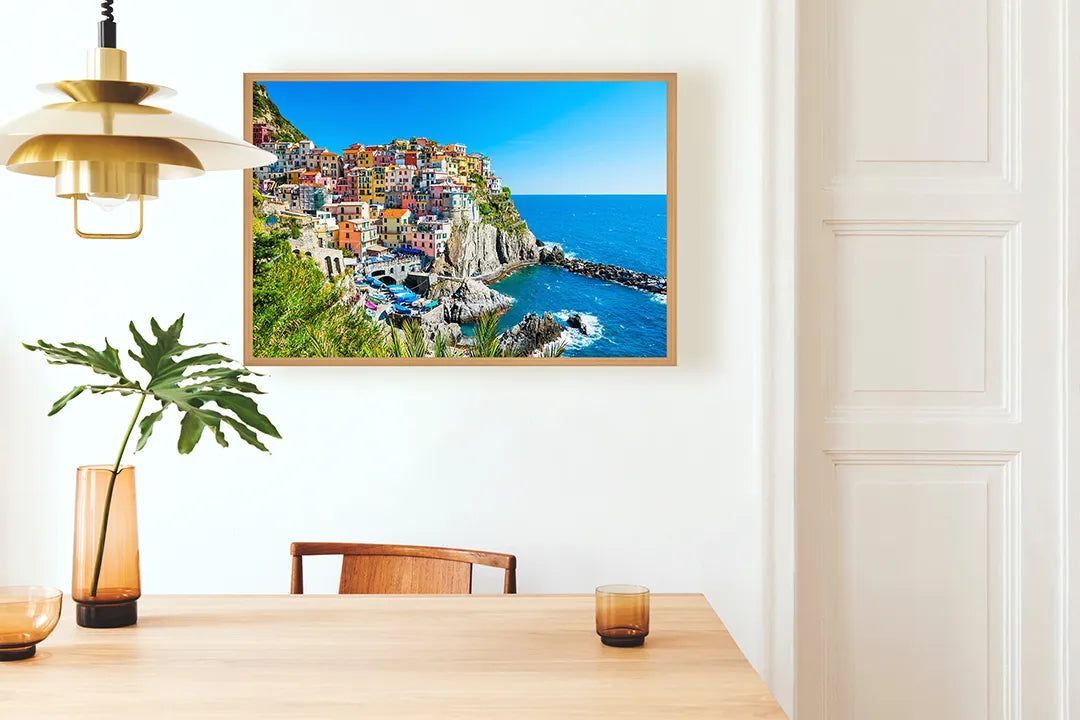 Metalen Magneetbord met afbeelding van kleurrijk Cinque Terre dorp aan de kust in helder blauw en pastel kleuren