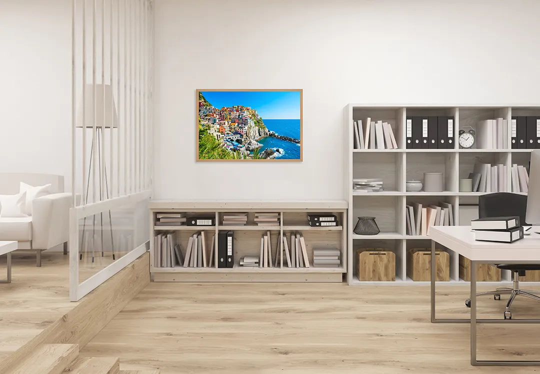 Metalen Magneetbord met afbeelding van kleurrijk Cinque Terre dorp aan de kust in helder blauw en pastel kleuren