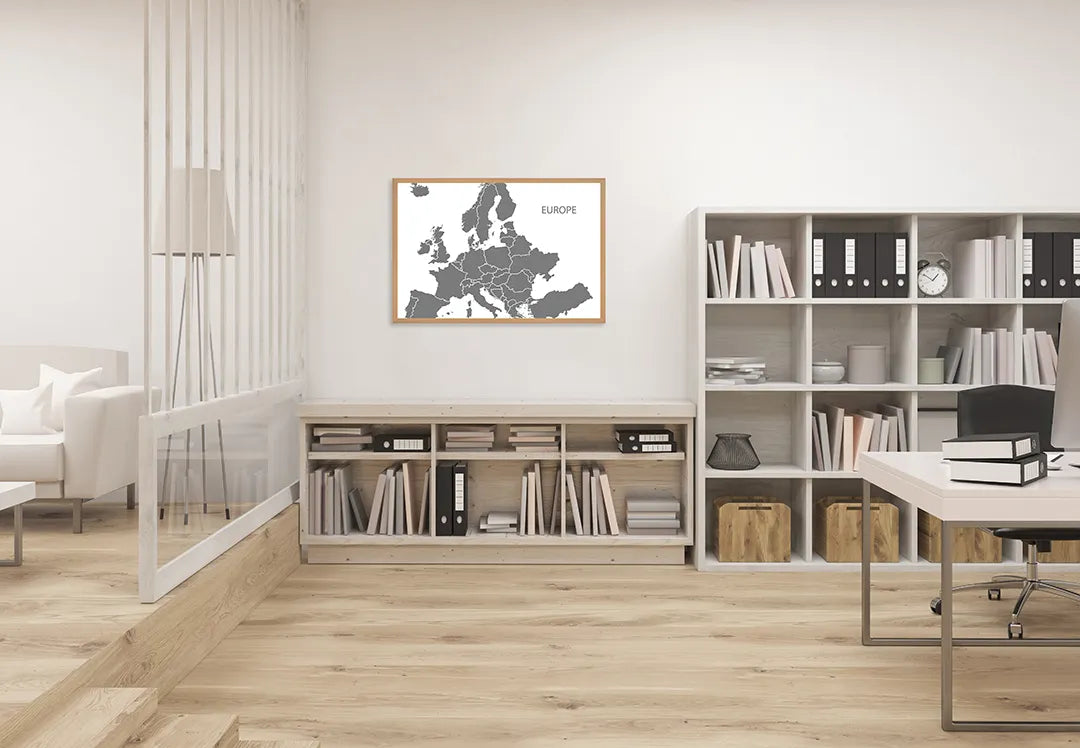 Metalen Magneetbord met afbeelding van grijze Europa landkaart in lichtgrijs kleuren