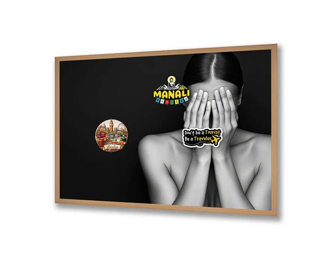 Metalen Magneetbord met hoogwaardige afbeelding van Vrouw handen voor gezicht zwart wit voor aan de muur