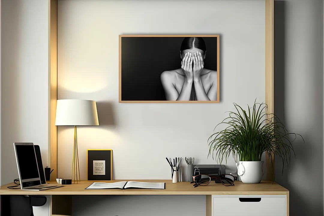 Metalen Magneetbord met hoogwaardige afbeelding van Vrouw handen voor gezicht zwart wit voor aan de muur