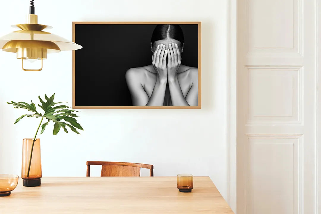 Metalen Magneetbord met hoogwaardige afbeelding van Vrouw handen voor gezicht zwart wit voor aan de muur