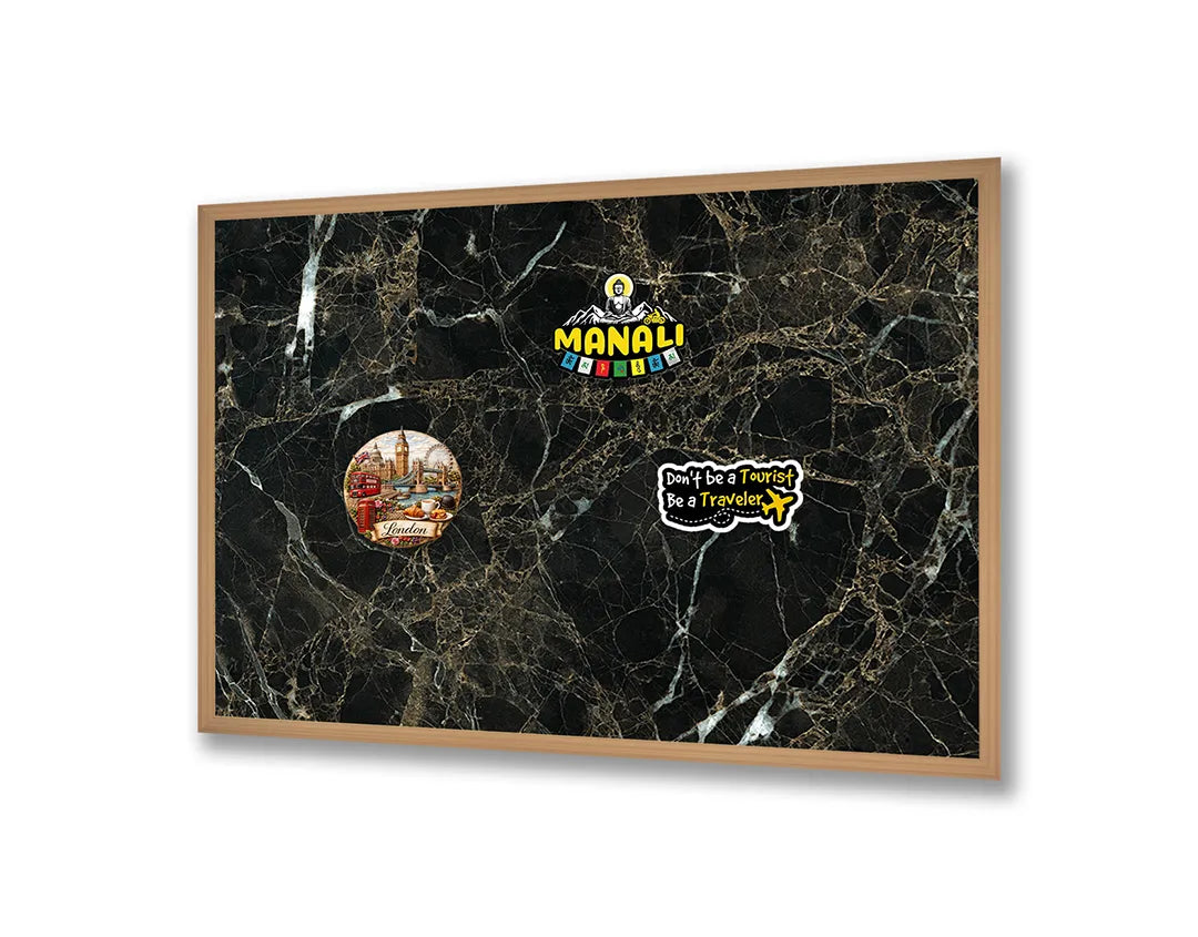 Metalen Magneetbord met afbeelding van zwart marmer met gouden aderen in zwart en goud kleuren