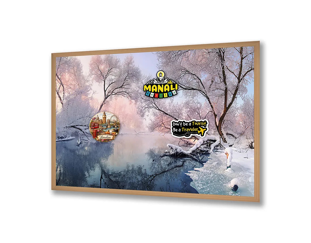 Metalen Magneetbord met afbeelding van besneeuwd winterlandschap met meer in koel ijsblauw en wit kleuren