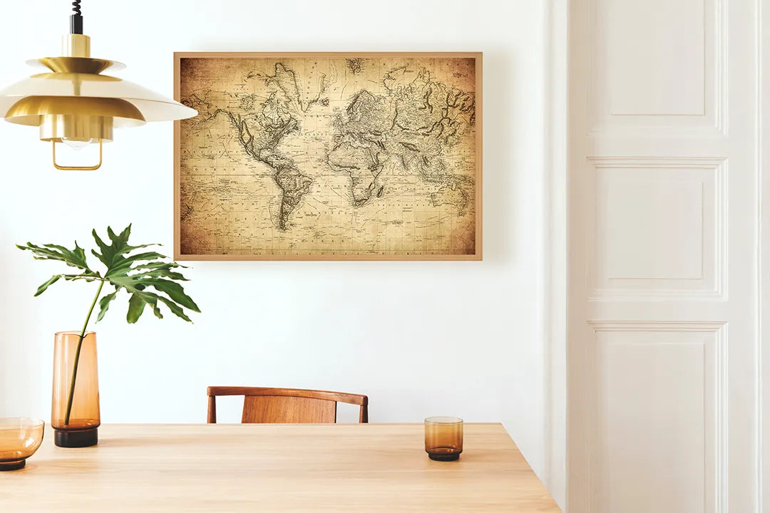 Metalen Magneetbord met afbeelding van oude wereldkaart met textuur in verweerd beige kleuren