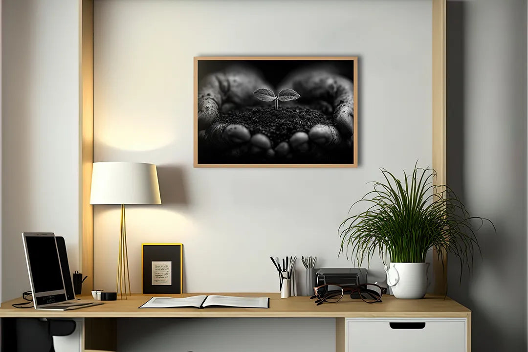 Metalen Magneetbord met hoogwaardige afbeelding van Handen met aarde plantje zwart wit voor aan de muur