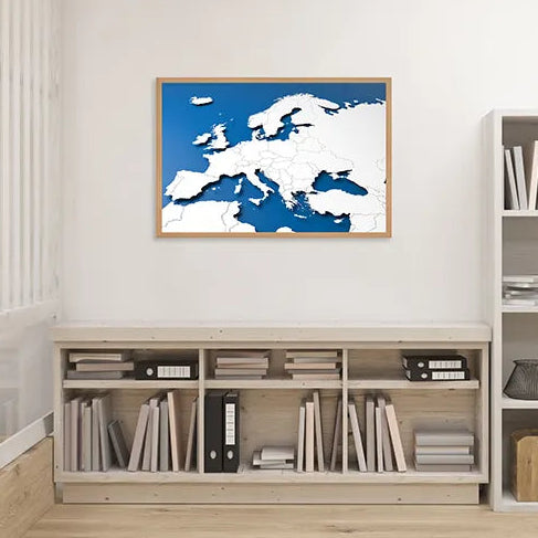 Metalen Magneetbord met afbeelding van blauw-witte Europa kaart in blauw en wit kleuren