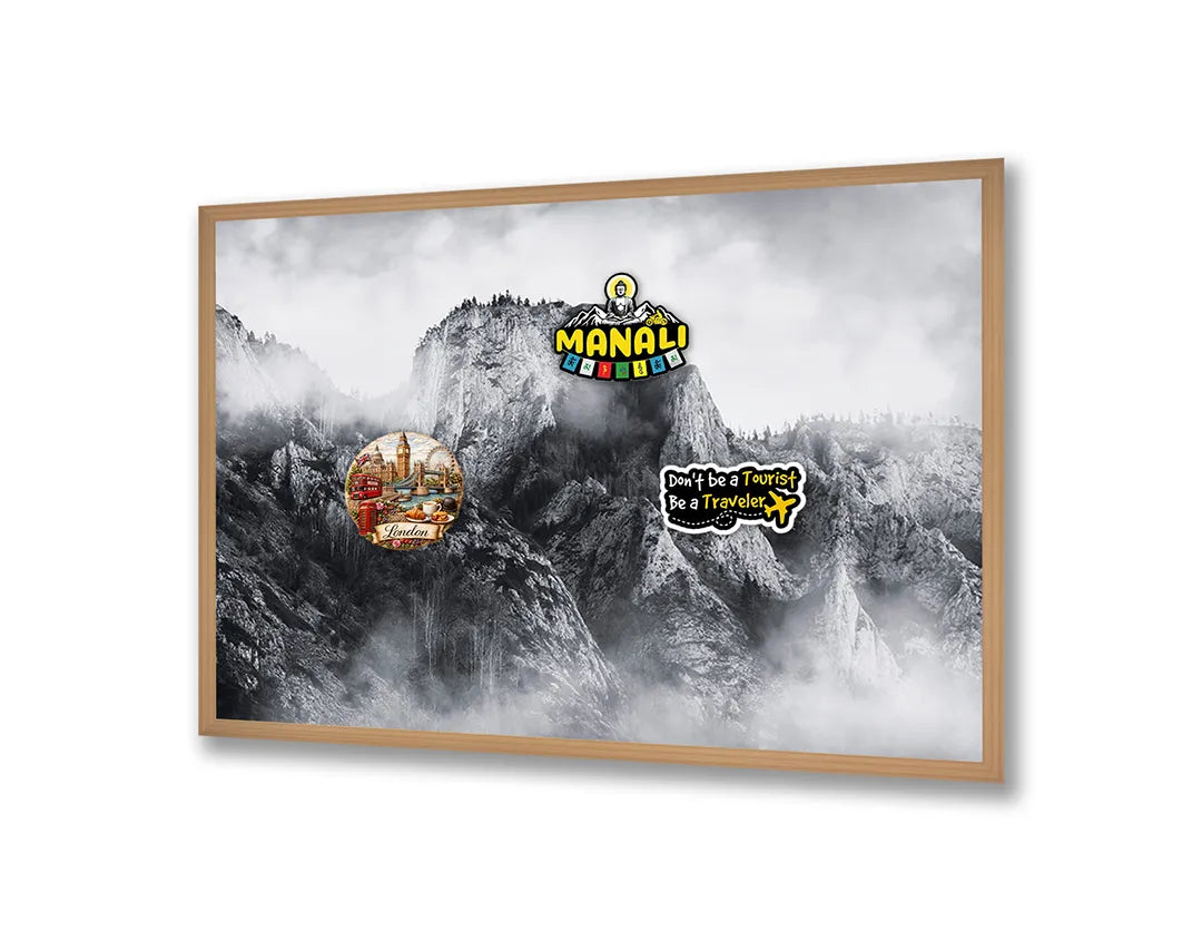 Metalen Magneetbord met afbeelding van mistige bergtoppen in zwart-wit kleuren