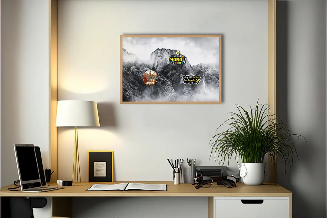 Metalen Magneetbord met afbeelding van mistige bergtoppen in zwart-wit kleuren