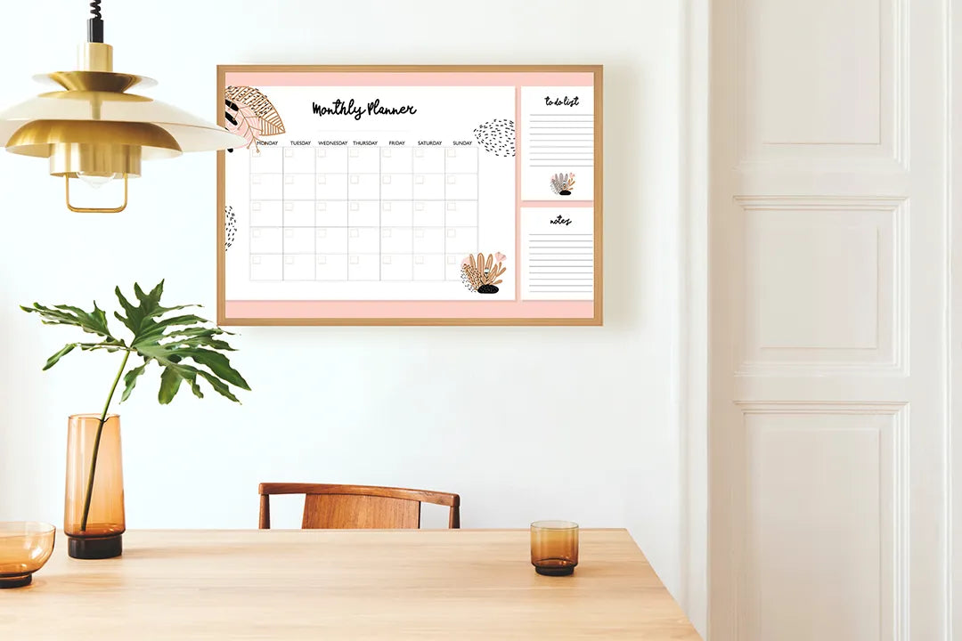 Metalen Magneetbord met afbeelding van roze en witte maandplanner in zacht roze kleuren