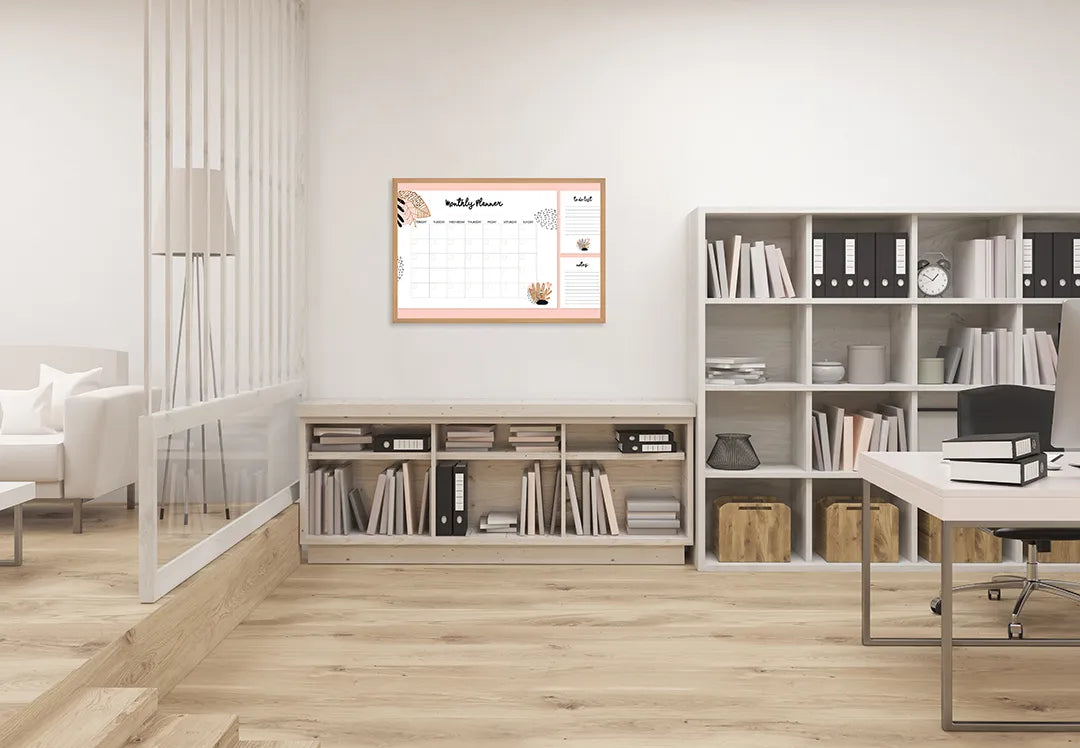 Metalen Magneetbord met afbeelding van roze en witte maandplanner in zacht roze kleuren