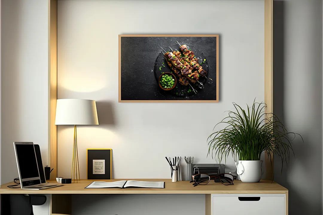 Metalen Magneetbord met afbeelding van vleesspiezen op donker leisteen in donker robuust kleuren