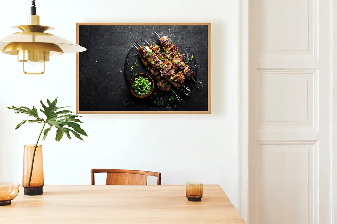 Metalen Magneetbord met afbeelding van vleesspiezen op donker leisteen in donker robuust kleuren