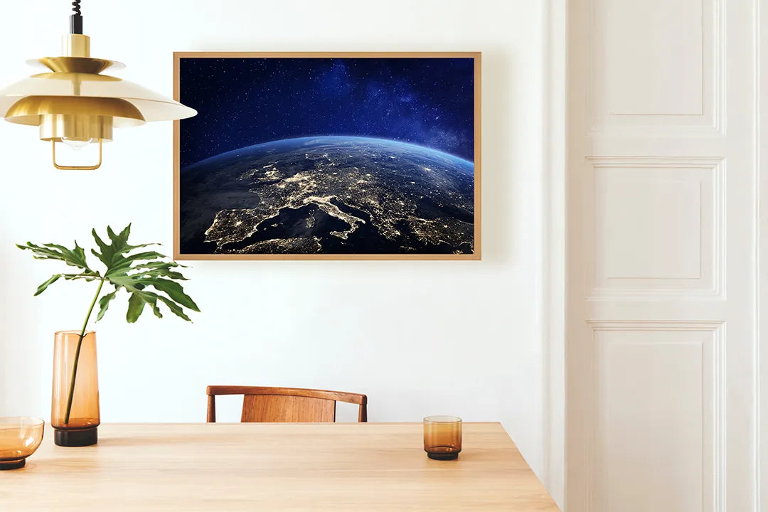 Metalen Magneetbord met afbeelding van aarde vanuit de ruimte met stadslichten in nachtblauw en geel kleuren