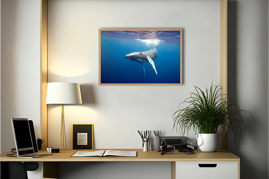 Metalen Magneetbord met afbeelding van walvisstaart onder water in diep oceaanblauw kleuren