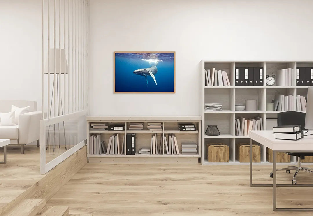 Metalen Magneetbord met afbeelding van walvisstaart onder water in diep oceaanblauw kleuren