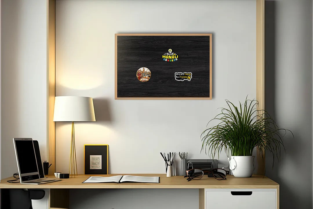 Metalen Magneetbord met afbeelding van donker zwart houten paneel in mat zwart kleuren
