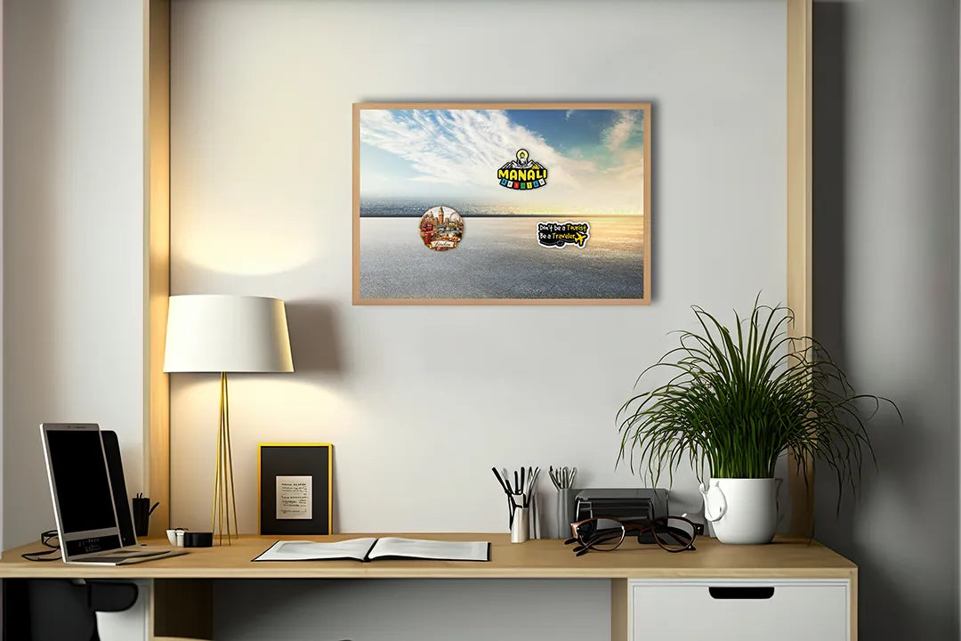 Metalen Magneetbord met afbeelding van vlak landschap met horizon in lichtblauw en grijs kleuren