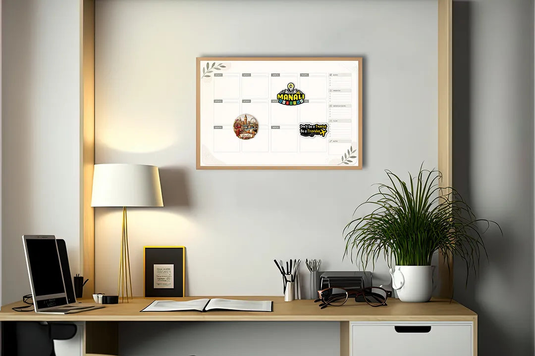 Metalen Magneetbord met klassieke maandplanner uitgevoerd in een tijdloze en zeer neutrale vormgeving