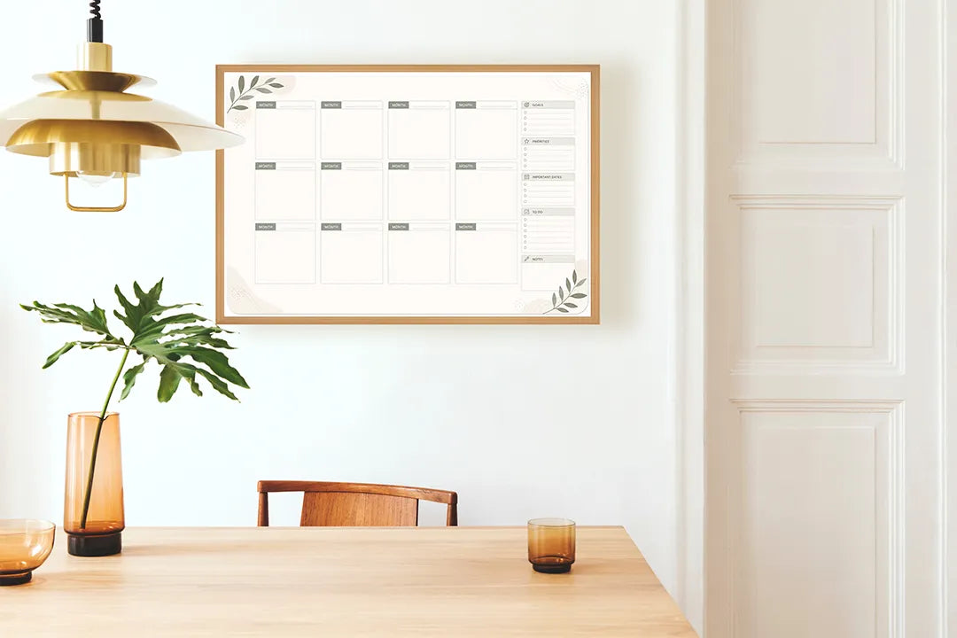 Metalen Magneetbord met klassieke maandplanner uitgevoerd in een tijdloze en zeer neutrale vormgeving