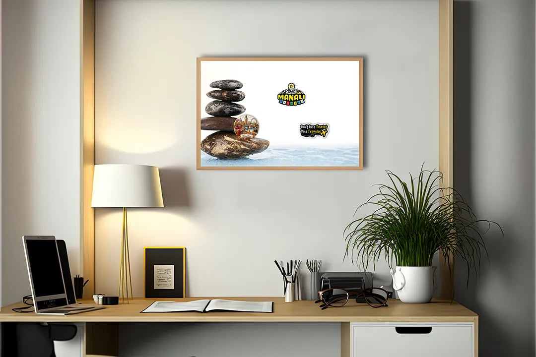Metalen Magneetbord met perfect gestapelde en balancerende zen stenen op kristalhelder, kabbelend blauw water