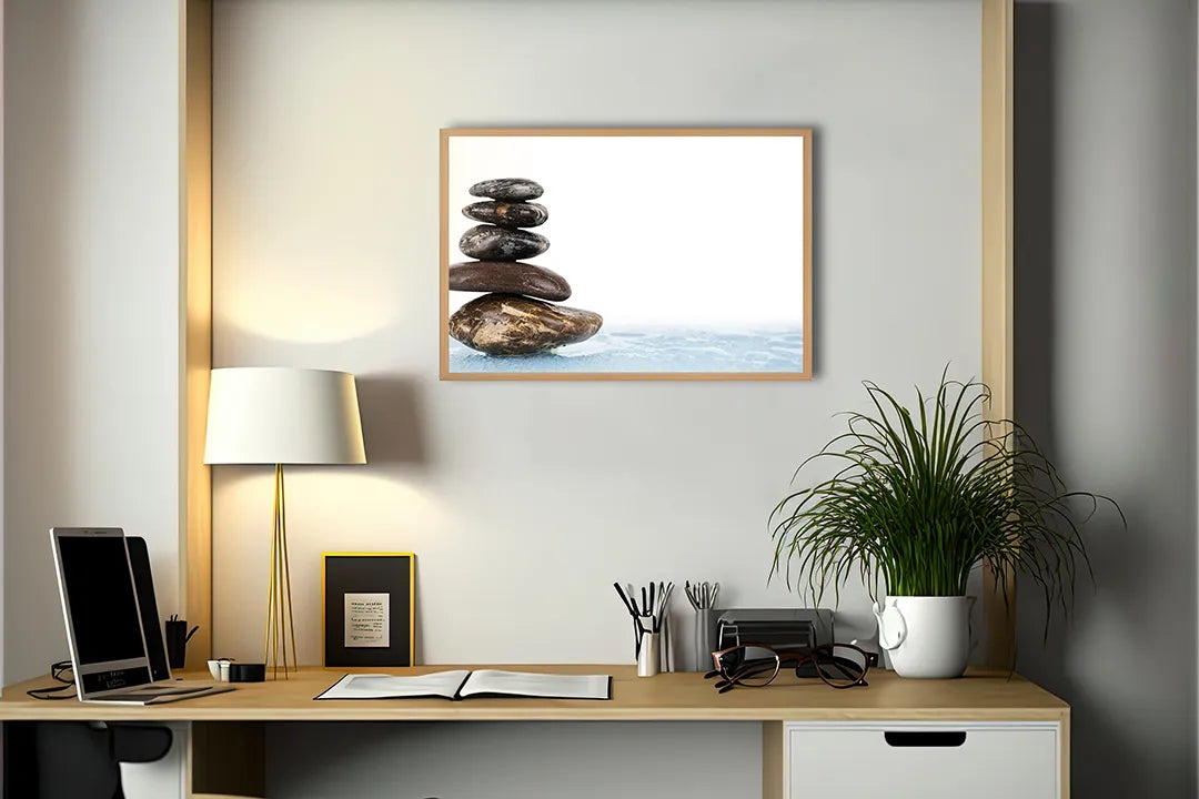 Metalen Magneetbord met perfect gestapelde en balancerende zen stenen op kristalhelder, kabbelend blauw water