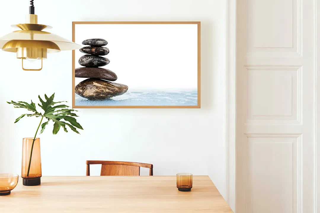 Metalen Magneetbord met perfect gestapelde en balancerende zen stenen op kristalhelder, kabbelend blauw water