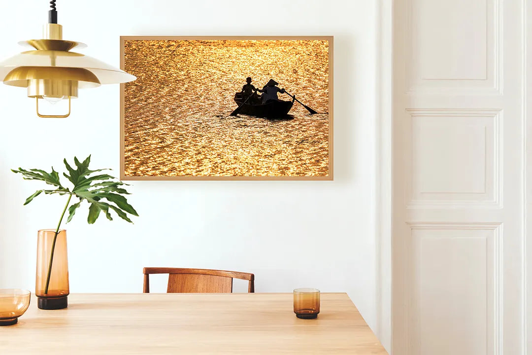 Metalen Magneetbord met gouden zonsondergang over het water en silhouet van een varend bootje