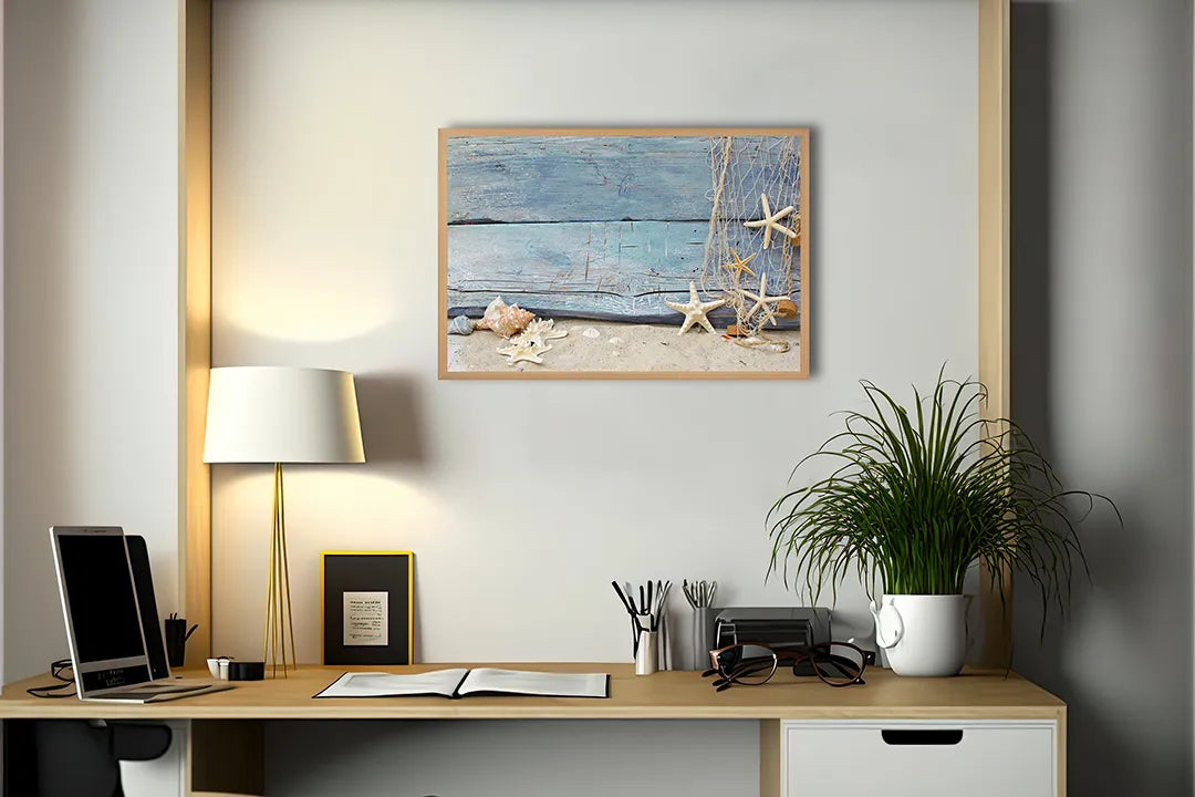 Metalen Magneetbord met prachtige zeesterren op een authentiek verweerde en rustieke blauwe houten planken achtergrond