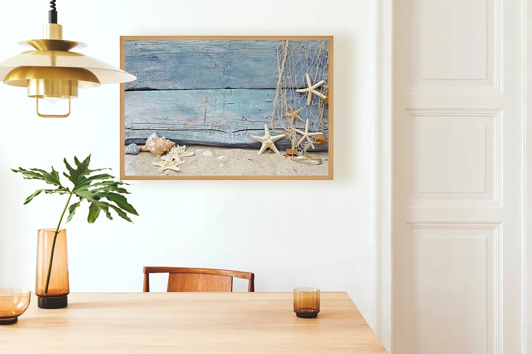 Metalen Magneetbord met prachtige zeesterren op een authentiek verweerde en rustieke blauwe houten planken achtergrond