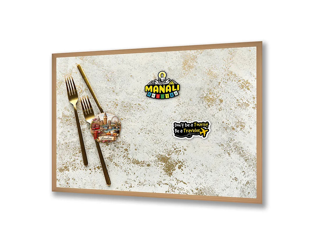 Metalen Magneetbord met print van Gouden bestek op marmer perfect als decoratie