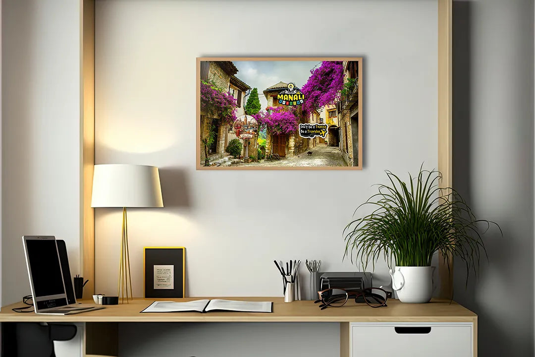 Metalen Magneetbord met afbeelding van roze bloemen in een oude straat in roze en steenkleuren kleuren