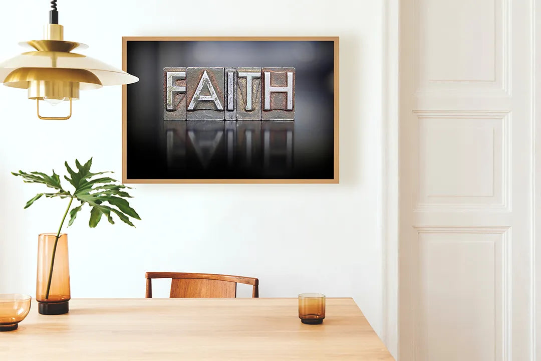 Metalen Magneetbord met afbeelding van FAITH tekst met reflectie in donker met lichtaccenten kleuren