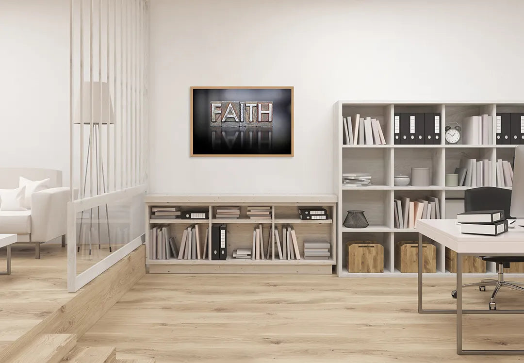 Metalen Magneetbord met afbeelding van FAITH tekst met reflectie in donker met lichtaccenten kleuren