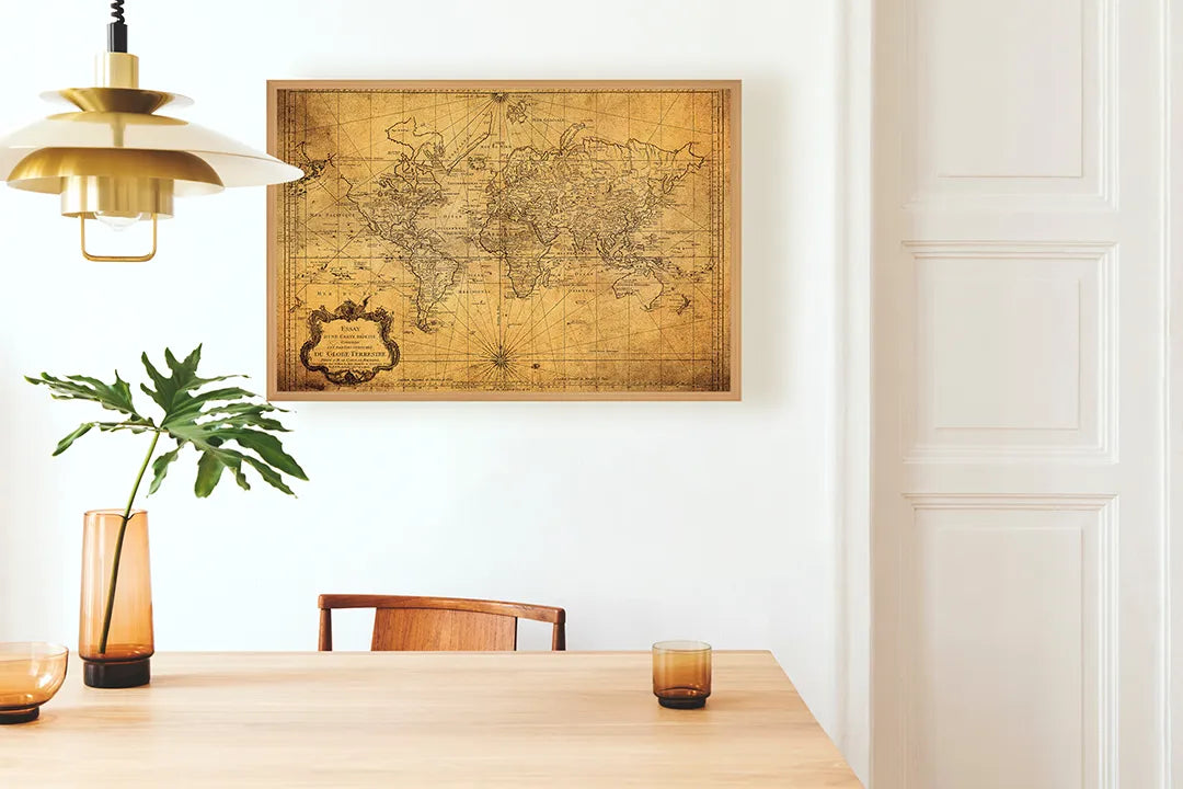 Metalen Magneetbord met afbeelding van verweerde vintage wereldkaart in geel en bruin kleuren