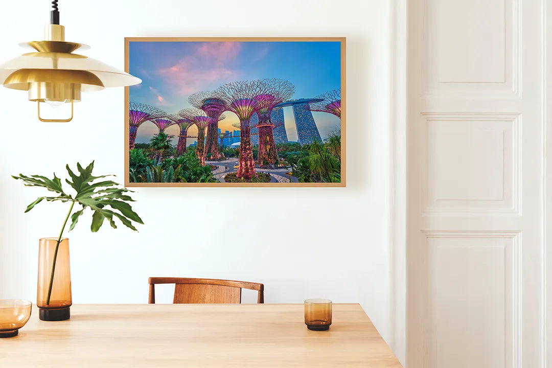 Metalen Magneetbord met afbeelding van Singapore Gardens by the Bay bij nacht in paars en blauw neon kleuren