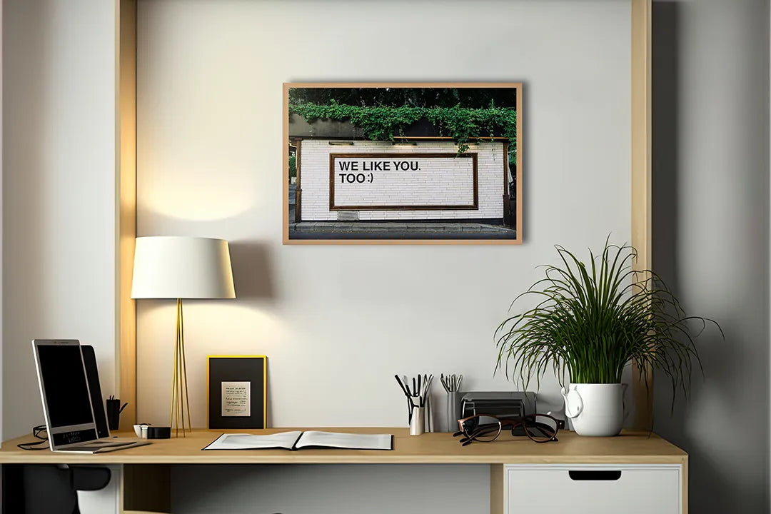 Metalen Magneetbord met We Like You Too tekst op een ruwe bakstenen muur