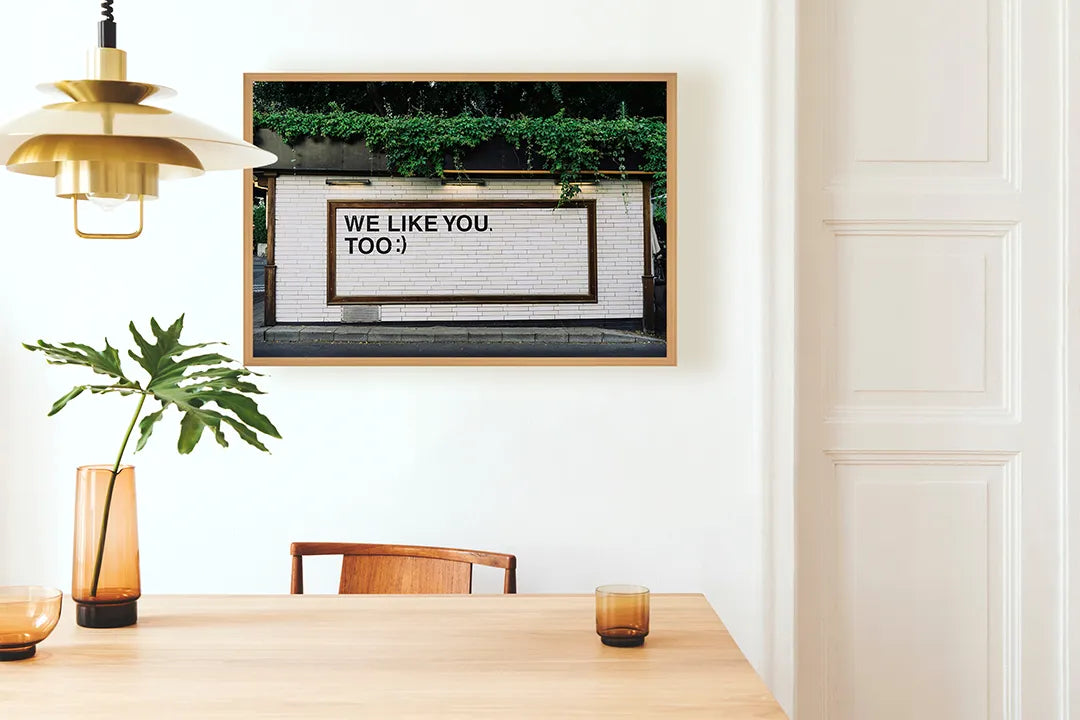 Metalen Magneetbord met We Like You Too tekst op een ruwe bakstenen muur