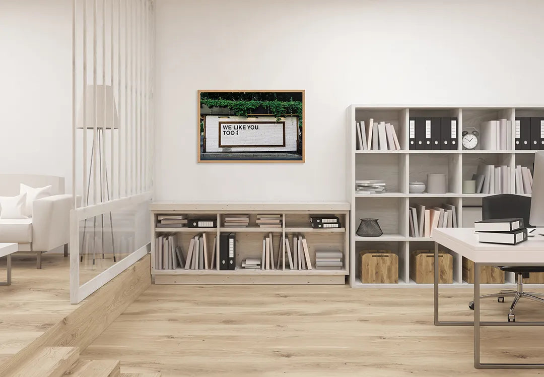 Metalen Magneetbord met We Like You Too tekst op een ruwe bakstenen muur