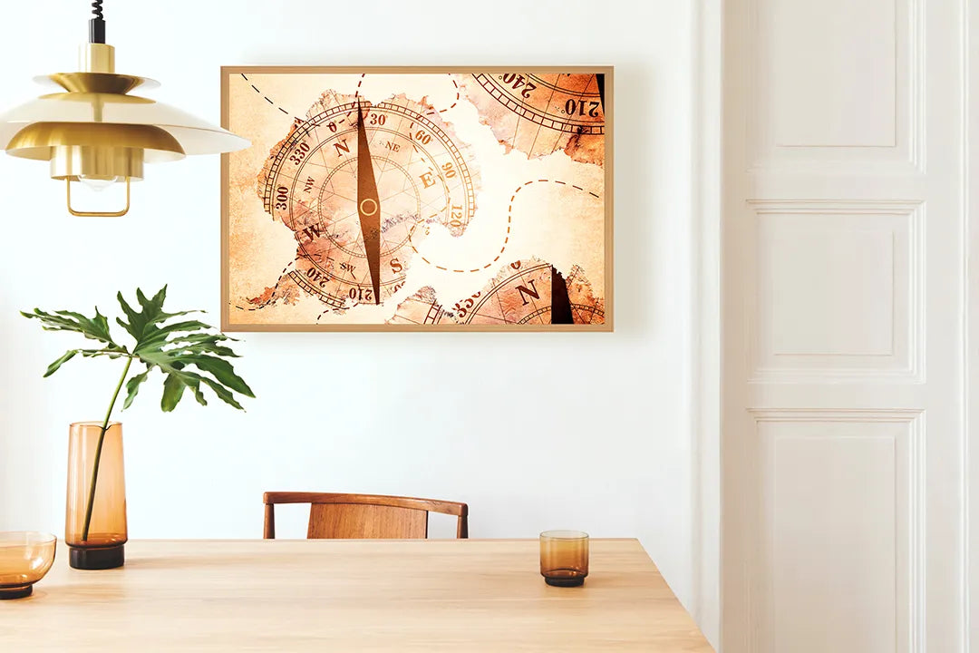 Metalen Magneetbord met afbeelding van antiek kompas met landkaart in warm sepia kleuren