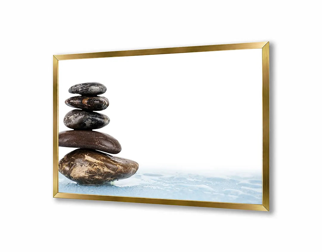 Metalen Magneetbord met perfect gestapelde en balancerende zen stenen op kristalhelder, kabbelend blauw water