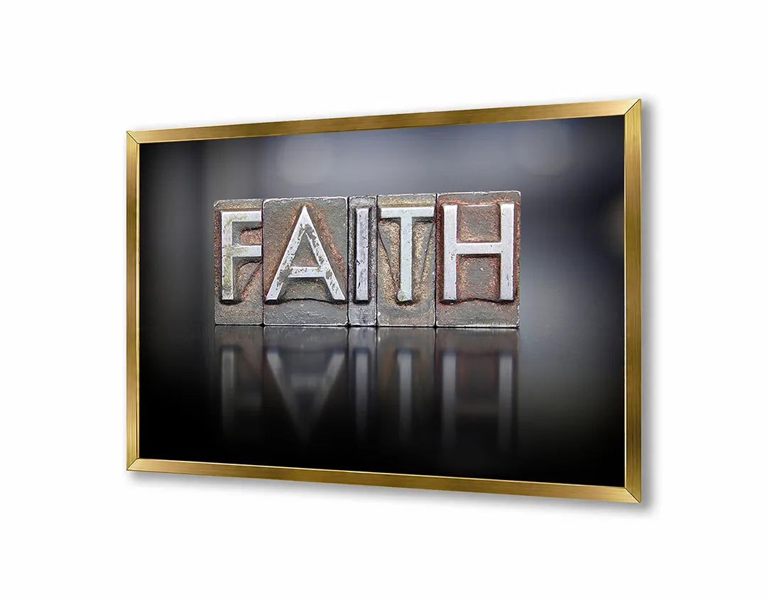 Metalen Magneetbord met afbeelding van FAITH tekst met reflectie in donker met lichtaccenten kleuren