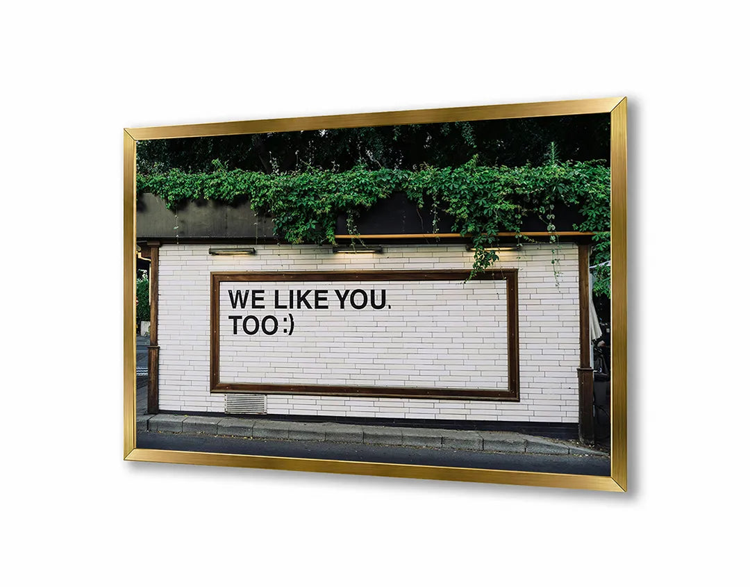 Metalen Magneetbord met We Like You Too tekst op een ruwe bakstenen muur