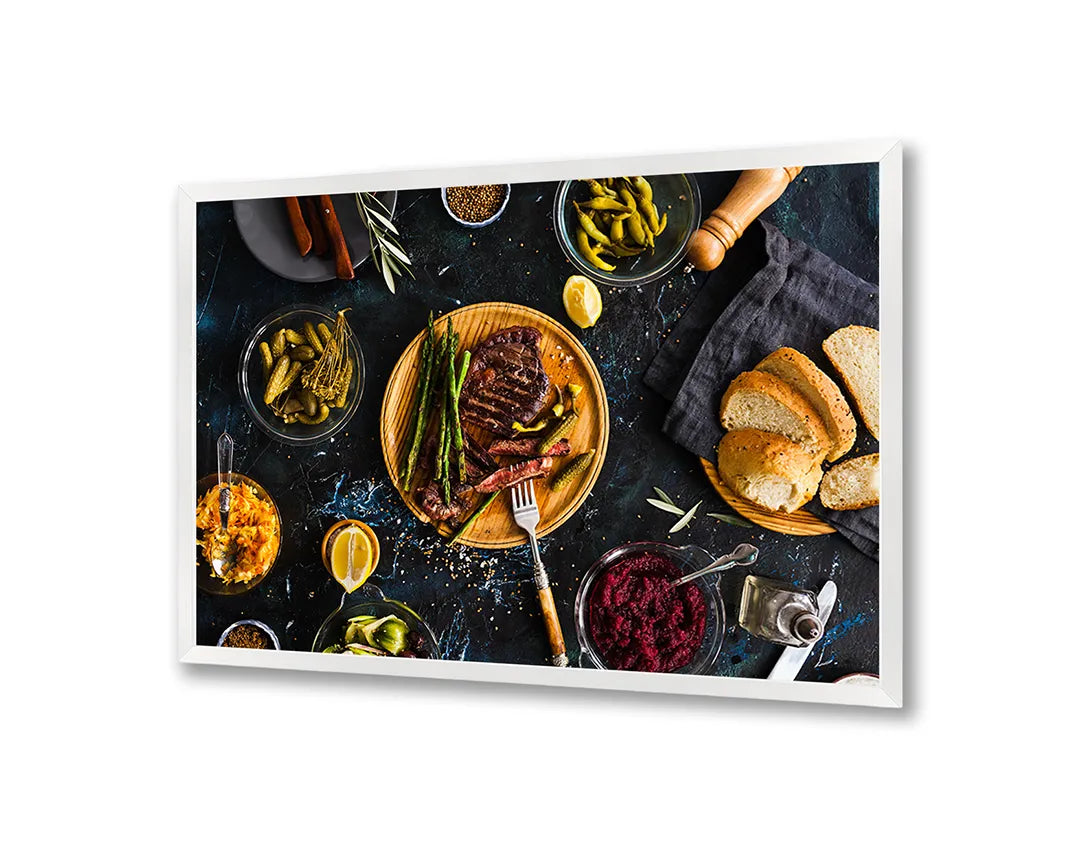 Metalen Magneetbord met afbeelding van bourgondische maaltijd op tafel in donker en sfeervol kleuren
