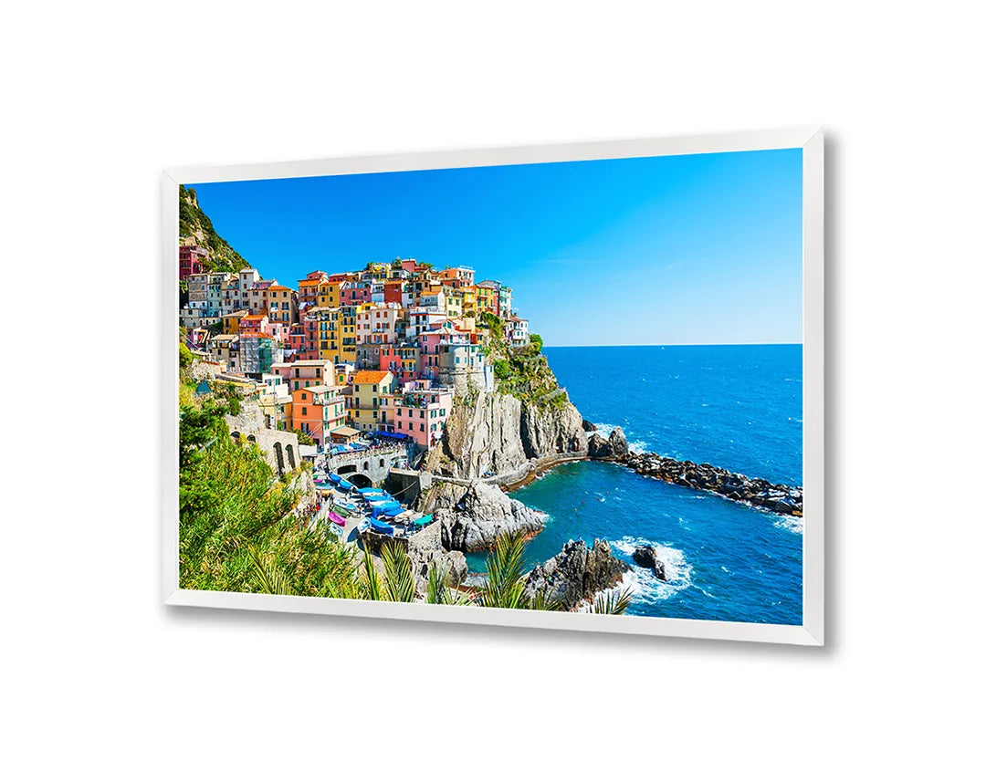 Metalen Magneetbord met afbeelding van kleurrijk Cinque Terre dorp aan de kust in helder blauw en pastel kleuren