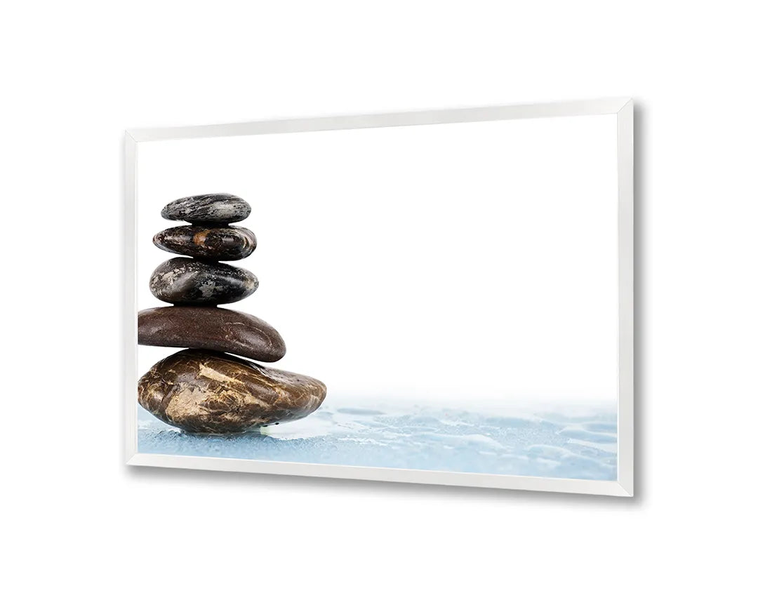 Metalen Magneetbord met perfect gestapelde en balancerende zen stenen op kristalhelder, kabbelend blauw water