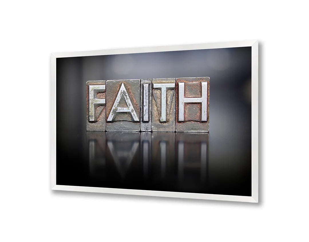 Metalen Magneetbord met afbeelding van FAITH tekst met reflectie in donker met lichtaccenten kleuren