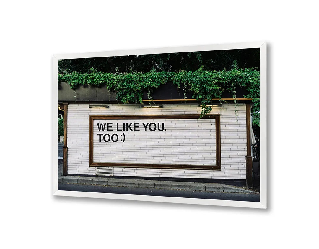 Metalen Magneetbord met We Like You Too tekst op een ruwe bakstenen muur