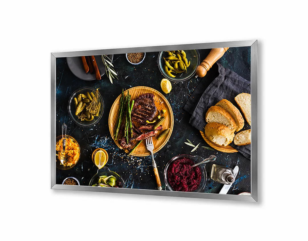Metalen Magneetbord met afbeelding van bourgondische maaltijd op tafel in donker en sfeervol kleuren